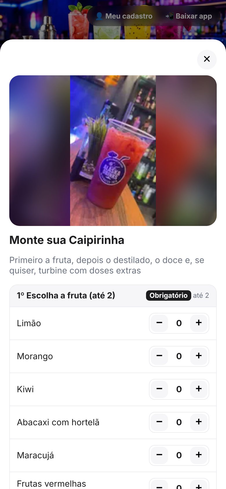 Cliente montando a caipirinha do jeito dele